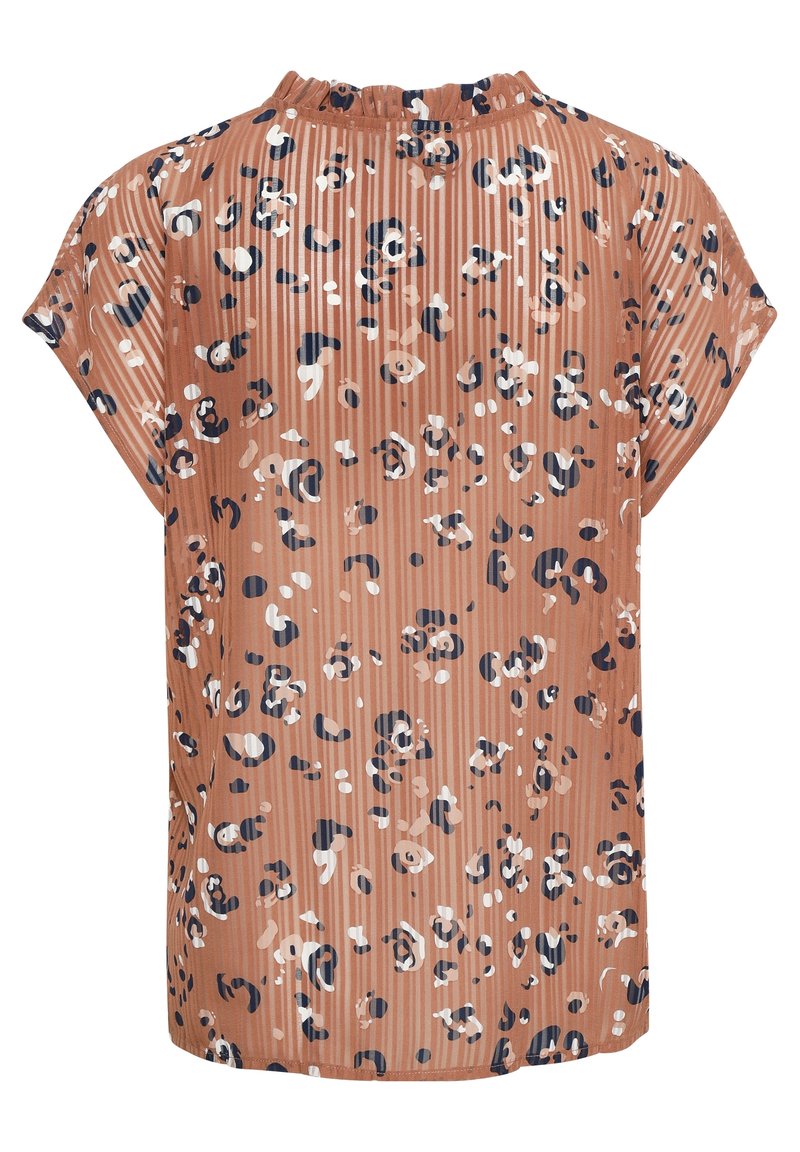 Blouse plissée marron avec imprimé léopard noir, blanc et beige, manches courtes et col montant à volants.