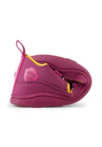 Fuksjowe zamszowe buty z żółtymi akcentami, o zaokrąglonym kształcie, z elastycznym zapięciem i teksturowaną podeszwą. Logo marki widoczne z boku.