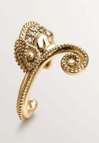 Anillo en tono dorado con un diseño texturizado, acentos en espiral y pequeñas piedras preciosas transparentes incrustadas en la parte superior.
