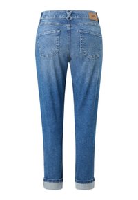 Hellblaue Jeans aus Denim mit einer taillierten Passform, zwei Gesäßtaschen, umgeschlagenen Bündchen und einem braunen Lederpatch am Bund.