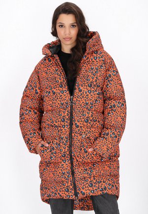 Gepolsterter orangefarbener Leopardmuster-Wintermantel mit Kapuze, Reißverschluss und zwei Fronttaschen. Verfügt über schwarze und blaue Akzente im Muster.