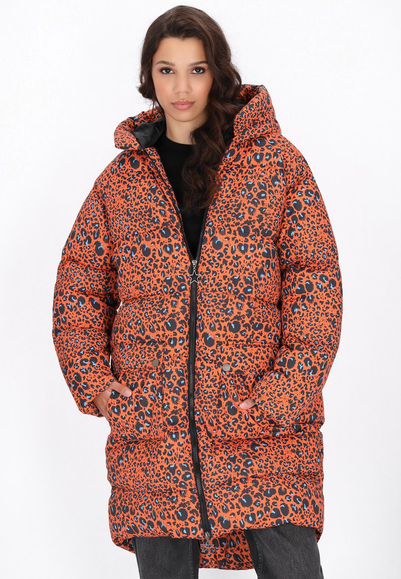 Cappotto imbottito arancione con stampa leopardata, dotato di cappuccio, chiusura con zip e due tasche frontali. Presenta accenti neri e blu nel motivo.