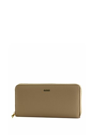 Portefeuille zippé en cuir couleur camel avec logo doré BOSS centré sur le devant, présenté sur un fond blanc uni.