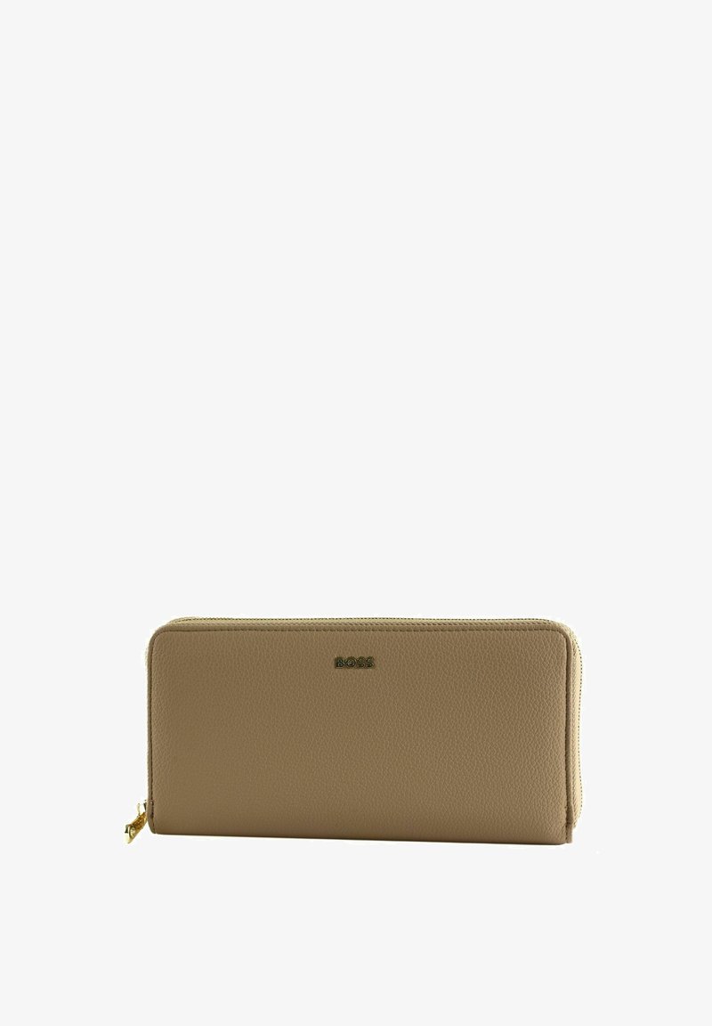 Portefeuille zippé en cuir couleur camel avec logo doré BOSS centré sur le devant, présenté sur un fond blanc uni.