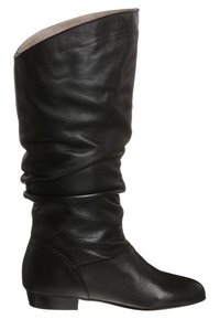 Botas de cuero negro hasta la rodilla con un diseño arrugado, puntera redonda y tacón bajo. El forro interior es de color claro. Textura suave.