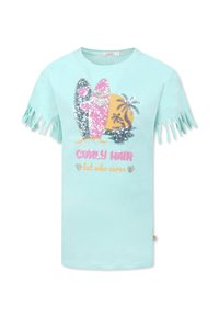 T-shirt turchese con maniche frangiate, con una grafica di tavole da surf e palme ricoperte di paillettes; il testo recita "Capelli ricci, ma chi se ne frega."