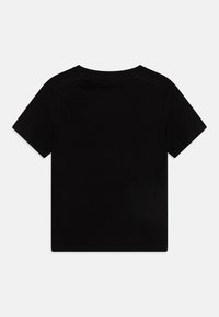 Svart kortärmad t-shirt med rundad halsringning. Slät bomullstyg, enkel design, inga synliga dekorationer eller logotyper.