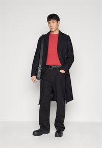 Calvin Klein Jeans BADGE TEE - Topper langermet - garnet