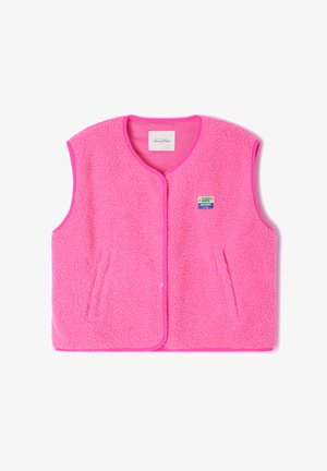 Gilet in pile rosa con colletto tondo, bottoni a scatto e tasche laterali. Presenta un tessuto texturizzato e un piccolo patch colorato sul logo.
