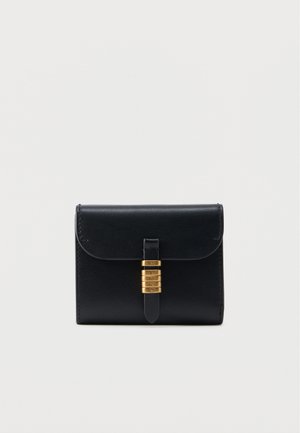 Mustast nahast rahakott, mille esiküljel on rihm, millel neli kuldse tooniga ristkülikukujulist kaunistust, millele on graveeritud "PINKO" tähed.