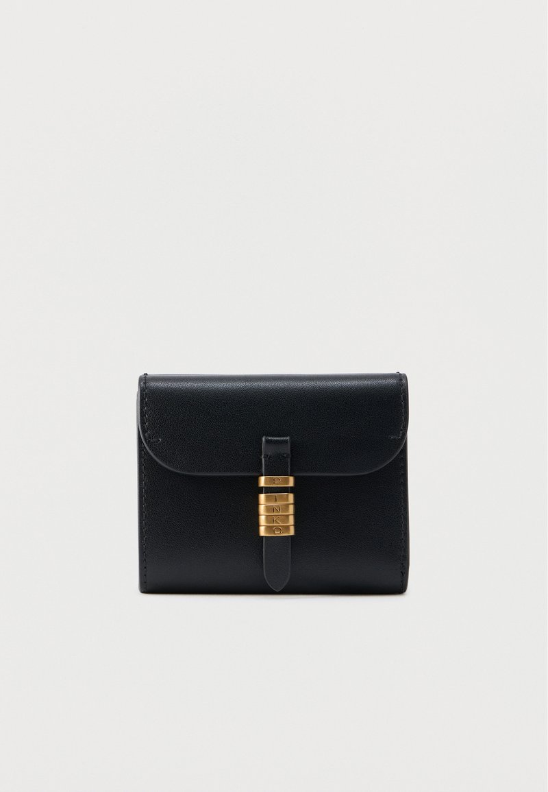 Μαύρο δερμάτινο πορτοφόλι με μπροστινό λουράκι που φέρει τέσσερα χρυσά ορθογώνια διακοσμητικά χαραγμένα με τα γράμματα "PINKO".