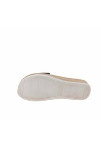 Suola delle calzature con una superficie beige testurizzata, parte inferiore in gomma bianca con un battistrada decorato per una migliore aderenza e un design flessibile.