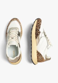 Zapatillas con un cuerpo de cuero blanco, detalles dorados y un diseño de estampado de leopardo en el talón. Presentan una suela de goma texturizada.