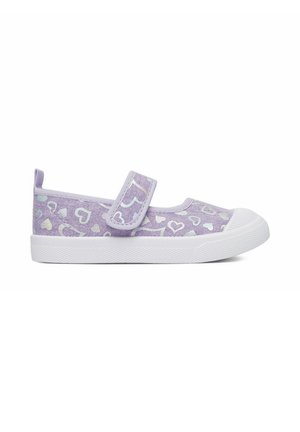 Barnets lavendelfarvede lærredssko med hvide hjerter, en hvid gummisål, rundet tå og en enkelt Velcro rem over toppen.