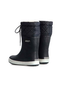 Bottes en caoutchouc noires avec une tige en tissu matelassé et une fermeture à cordon. Présente une bande d'accent blanche le long de la semelle et un motif de semelle texturé.