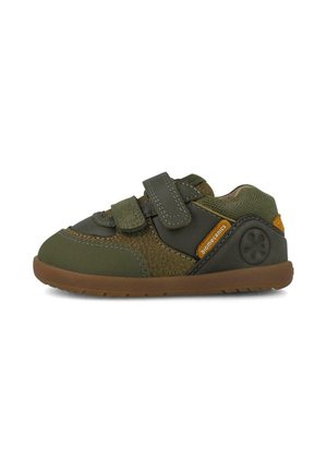 Zapatilla deportiva verde y marrón para niño con dos tiras de velcro, suela de goma y una pequeña etiqueta naranja "biomecanics" en el lateral.