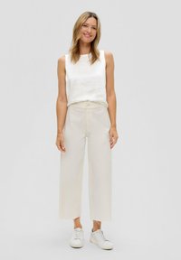 s.Oliver CULOTTE SURI MID RISE WIDE LEG - Flared Jeans - weiß