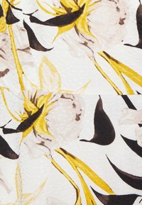Blommig tyg med vit bakgrund, prydd med stora gula och bruna blommor. Texturen har ett subtilt prickmönster.