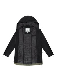 Cappotto nero con cappuccio e apertura frontale che mostra l'interno trapuntato e un'etichetta vicino al collo, maniche allargate su uno sfondo bianco.