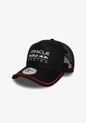 Svart caps med netting bak; har hvit logo "Oracle Red Bull Racing" og røde accent-sømmer på bremmen. Justerbar passform.