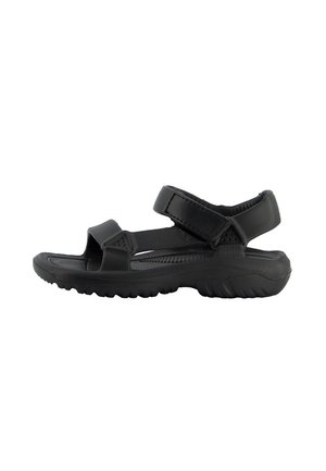 Sort åben sandal med to justerbare remme og en tyk tekstureret sål, designet til udendørs eller afslappet brug.