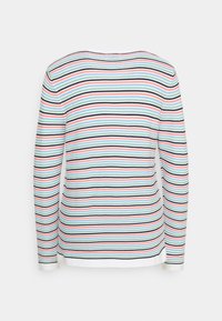 Camiseta de manga larga con rayas horizontales en múltiples colores, incluyendo azul, rojo y negro. Confeccionada en una tela suave, presenta un cuello redondo.