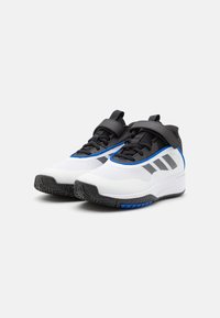 Scarpe sportive bianche con accenti neri e blu, dotate di una parte superiore in rete, colletto imbottito e suola in gomma con una presa testurizzata.