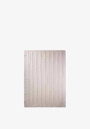 Crème-kleurig gebreid deken met verticale kabelpatronen en ribbels aan de randen, plat gelegd op een witte achtergrond.