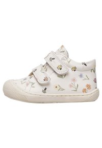 Vita barnsneaker med blommönster och insektstryck, två kardborreband och texturerad gummisula och tåskydd.