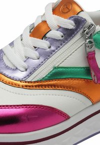 Bunt gemusterter Sneaker mit einem weißen Lederoberteil. Verfügbar mit glänzenden grünen, orangefarbenen, pinken und lila Akzenten, weißen Schnürsenkeln und einem Reißverschlussdetail.