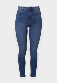 Jean denim bleu taille haute avec une coupe slim. Comprend cinq poches, des détails de couture subtils et une fermeture par bouton à la taille.