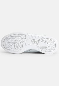 Suola di sneaker bianca in gomma con un motivo di grip testurizzato, caratterizzata da un logo centrale e linee di design lisce, che mette in evidenza il materiale e la costruzione durevoli.