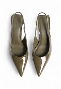 Olive zelene lakaste sandale s petom, oblikovane v obliki pointed toe in z gladko končano površino. Imajo ozko peto in minimalistično silhueto.