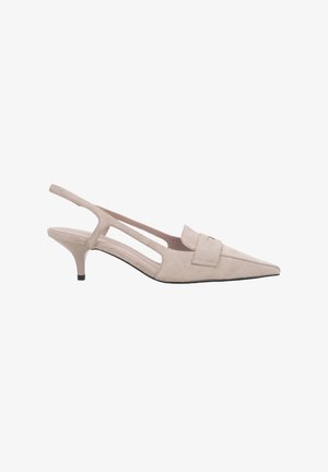 Beżowe zamszowe buty na niskim obcasie kitten heel typu slingback, z ostrym noskiem, paskiem z przodu i odkrytymi bokami.