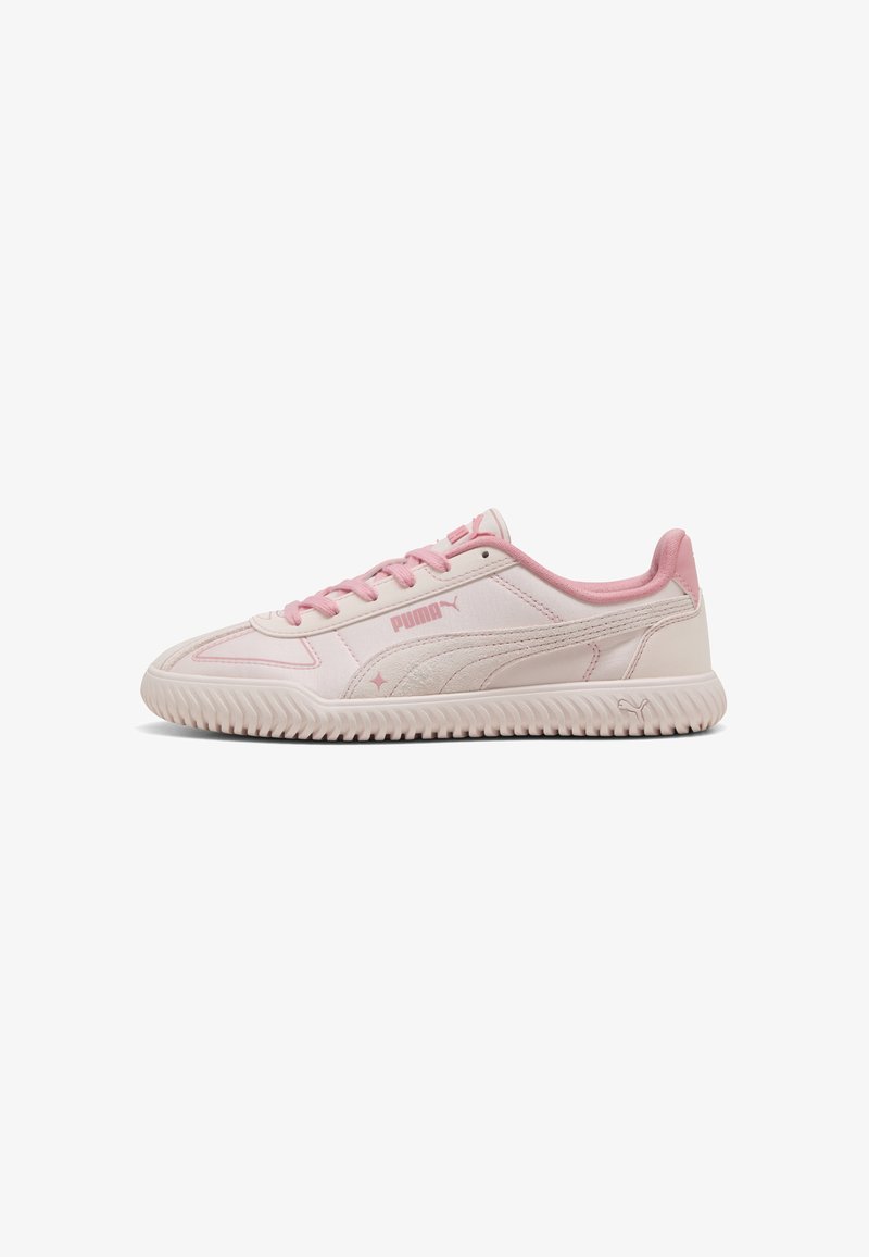 Sneaker Puma rosa chiaro con superficie testurizzata e suola in gomma, dotate di lacci rosa e dettagli del logo sul lato e sulla linguetta.