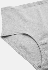 Grå ribbad bomullstyg med en slät yta. Har en rundad nederkant och elastisk midja för en bekväm passform.