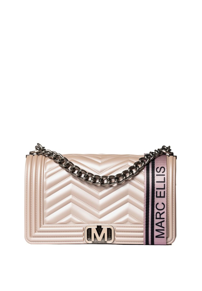 Borsa a tracolla in ecopelle trapuntata rosa con motivo a zig zag, catena argentata e targa con logo. Presenta un dettaglio a strisce con il nome del marchio.