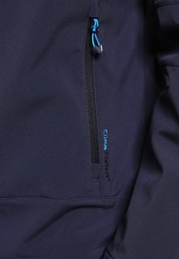 Veste softshell marine avec une poche zippée et un cordon bleu. Présente le logo "Clima Protect" en broderie bleue. Texture lisse.