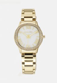 Goldfarbene Uhr mit rundem Gehäuse, weißem Zifferblatt, römischen Ziffern und einem mit Kristallen besetzten Lünette. Verfügt über ein Gliederarmband mit glänzender Oberfläche.