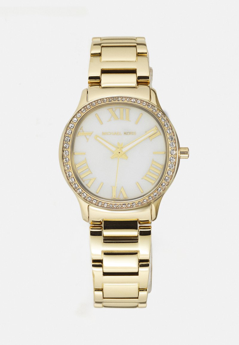 Goldfarbene Uhr mit rundem Gehäuse, weißem Zifferblatt, römischen Ziffern und einem mit Kristallen besetzten Lünette. Verfügt über ein Gliederarmband mit glänzender Oberfläche.