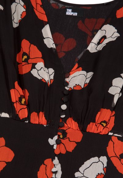 Schwarzes Kleid mit rot-weißen Blumenmuster, das mit stoffbezogenen Knöpfen entlang der Vorderseite und einem V-Ausschnitt mit gerafftem Taillenteil ausgestattet ist.