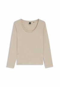 Långärmad beige topp med rundad halsringning, tillverkad av textil med en subtil mönstring och en liten logotyp på framsidan.