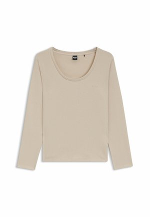 Långärmad beige topp med rundad halsringning, tillverkad av textil med en subtil mönstring och en liten logotyp på framsidan.
