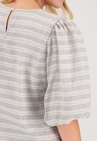 Grijze gestreepte blouse met textuurstof, geplooide korte mouwen, een sleutelgat aan de achterkant en glanzende accentdraden voor extra detail.