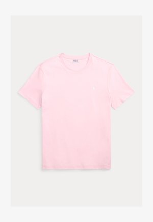 Svijetlo roza majica kratkih rukava s okruglim izrezom i malim bijelim vezenim logom Polo Ralph Lauren na lijevoj strani prsnog koša.