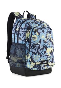 Blauer und gelber Rucksack von Puma mit floralen Mustern, mehreren Reißverschlussfächern und einer seitlichen Tasche aus schwarzem Mesh.