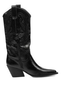 Bota de vaquero de cuero negro con punta afilada, costuras decorativas, cremallera lateral y tacón cuadrado. Textura suave y detalles de diseño en relieve.