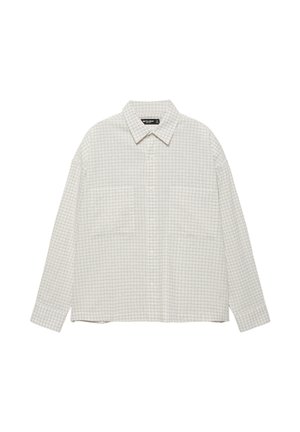 Chemise à manches longues à carreaux beige et blanche, boutonnée, avec col et deux poches poitrine à l'avant, posée à plat sur un fond blanc.