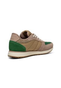 Zapatillas en color tan y verde oliva con un respaldo texturizado, materiales de ante y sintéticos, cordones blancos y una suela de goma beige.