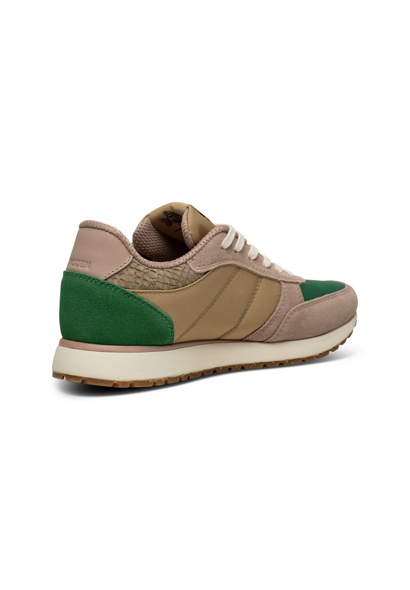 Tan en olijfgroene sneaker met een textuur achter, gemaakt van suède en synthetische materialen, witte veters en een beige rubberen zool.